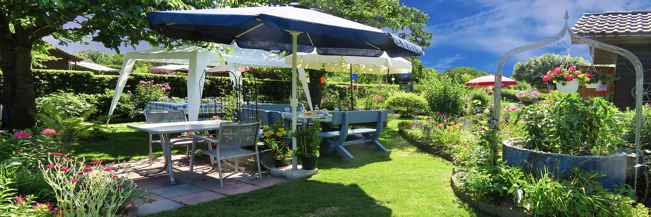 summer garden party table